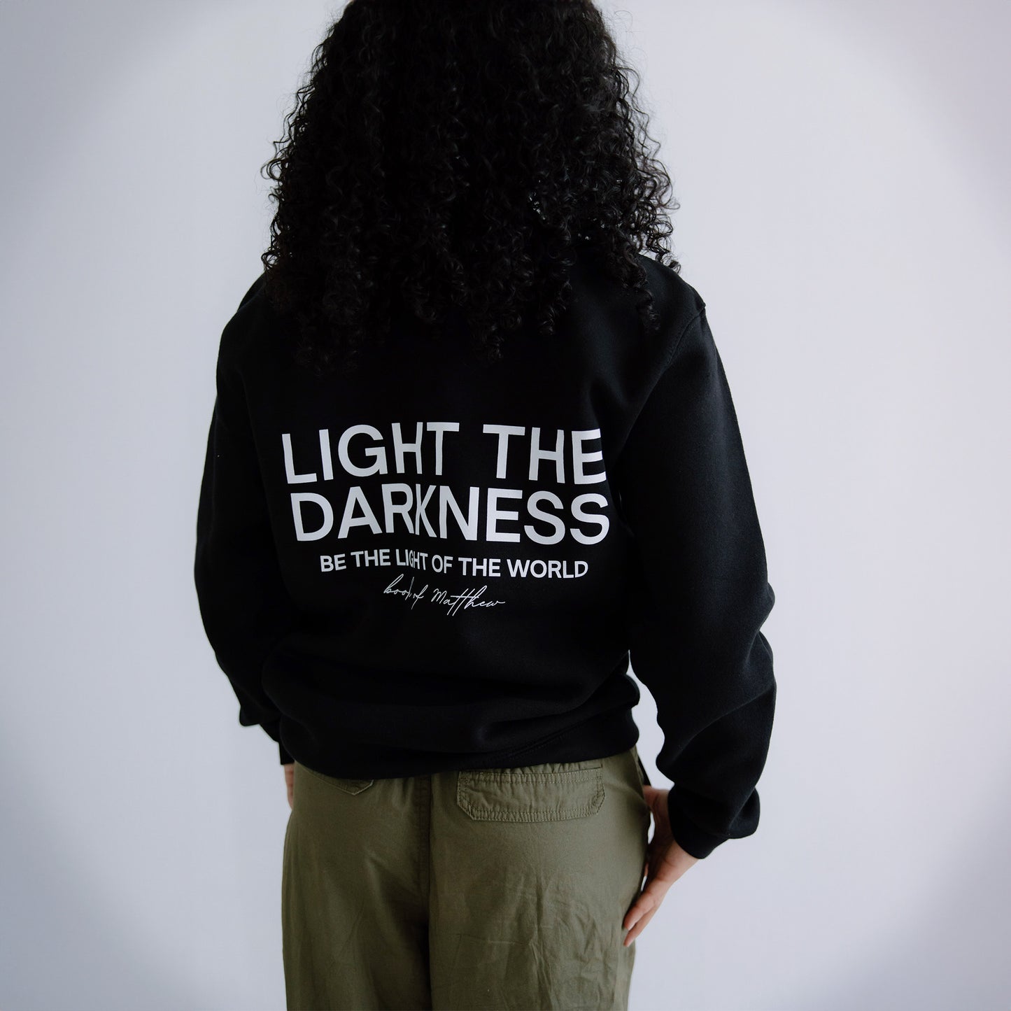 LIGHT THE DARKNESS CREW - effortless essentials co.